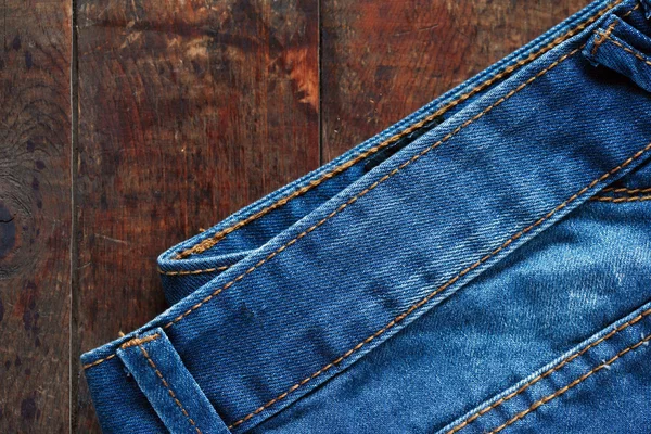 Jeans på trä — Stockfoto