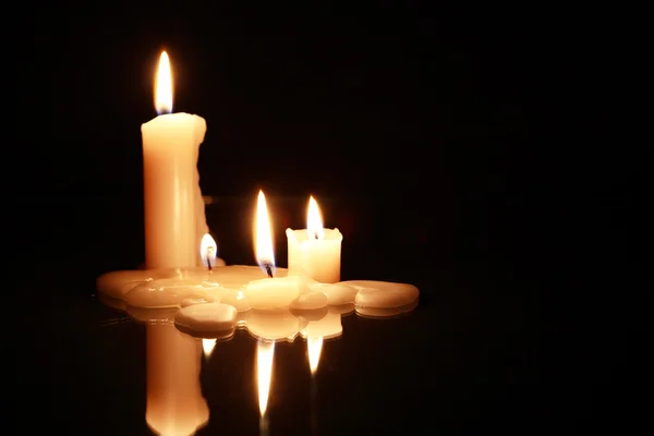 在黑暗的蜡烛 — 图库照片