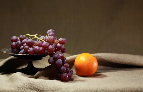 Uvas e laranja — Fotografia de Stock