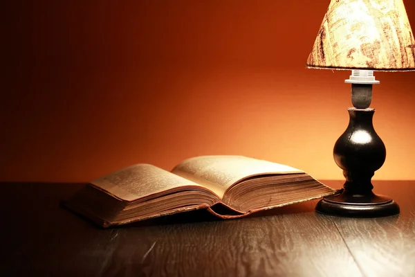 Lampe und Buch — Stockfoto