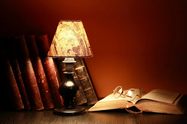 Lampa och böcker — Stockfoto