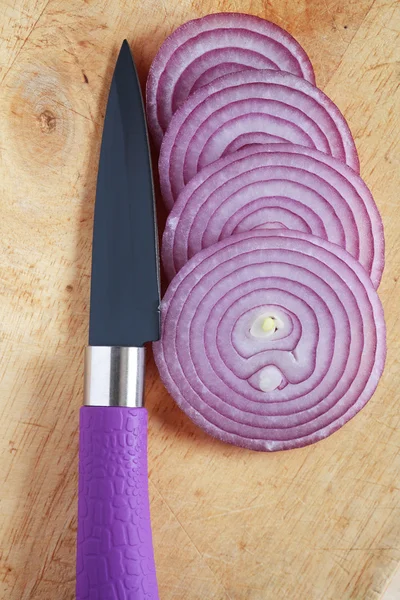 Zwiebel und Messer — Stockfoto