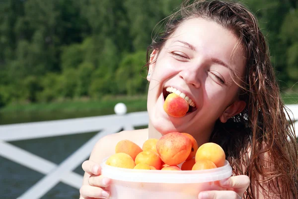 Girl With Apricots — Stock Photo, Image