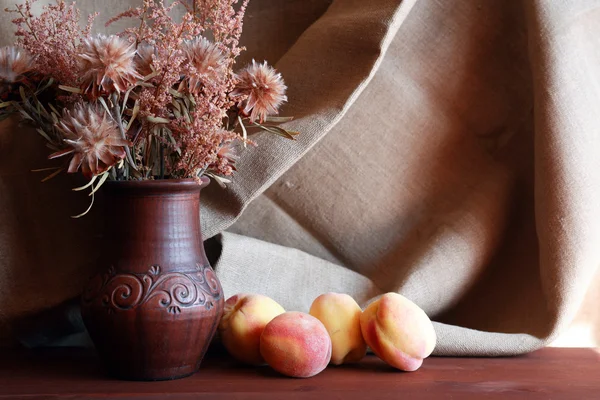 Flores y melocotón — Foto de Stock