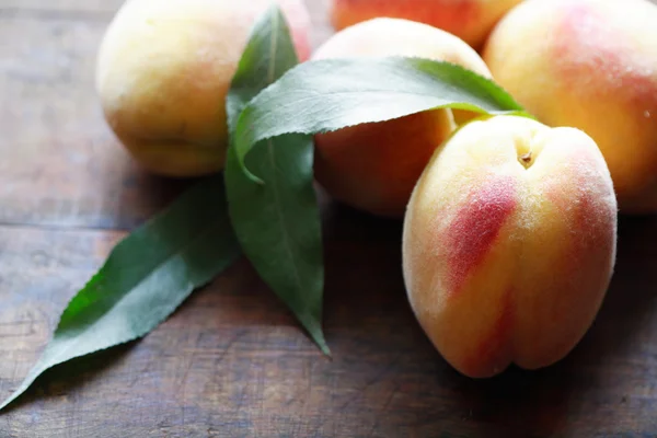 Peach On Wood — Stock Photo, Image