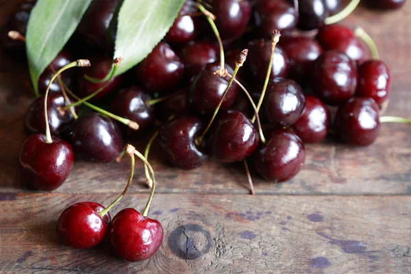 Cerezas sobre madera — Foto de Stock