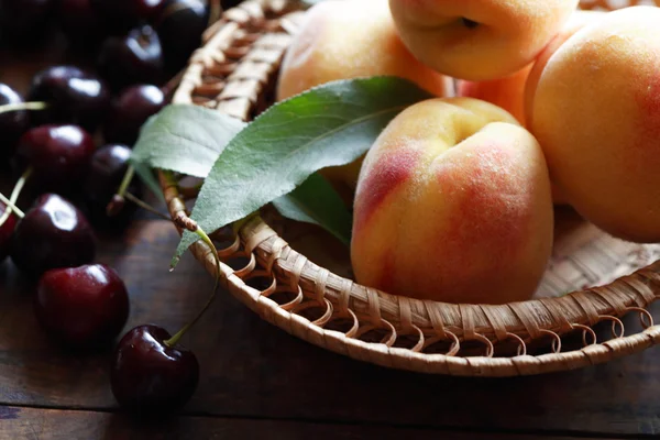 Melocotón y cerezas —  Fotos de Stock