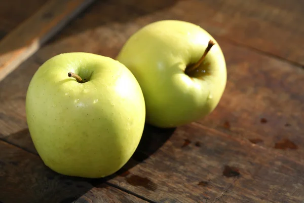Äpplen på trä — Stockfoto