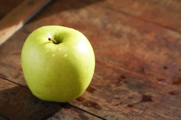 Apfel auf Holz — Stockfoto