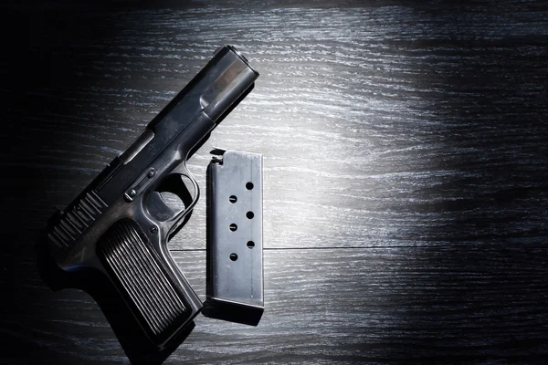 Pistola e suporte no escuro — Fotografia de Stock