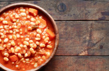 Ahşap üzerine haşlanmış fasulye