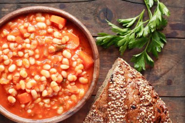 Ahşap üzerine haşlanmış fasulye