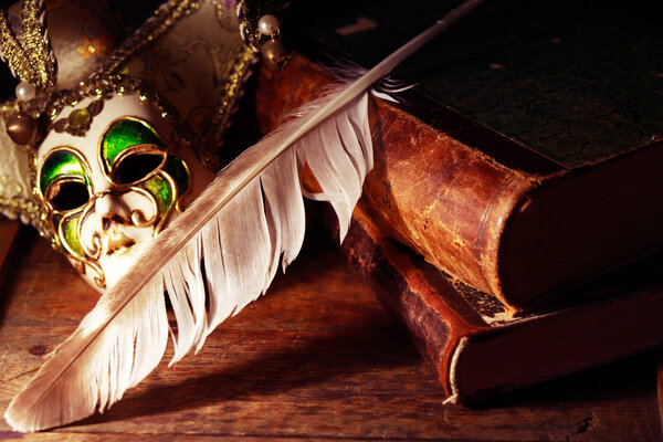 Книги и маска
