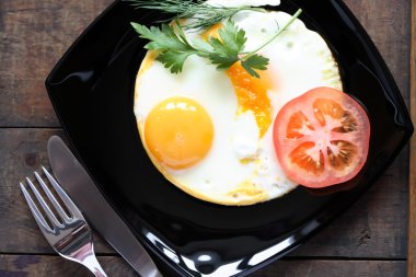 Kızarmış yumurta ve domates