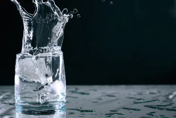 Salpicadura de agua en la oscuridad — Foto de Stock