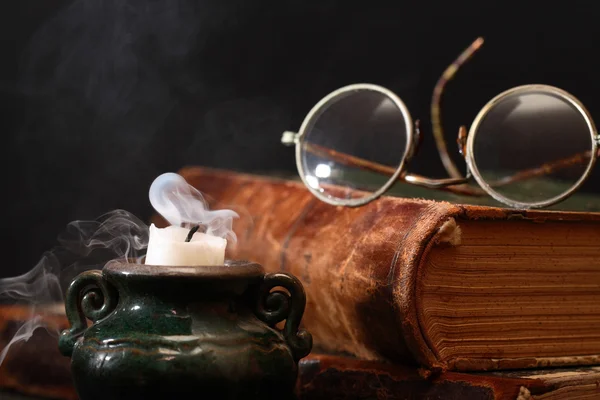 Afgewerkte oude boek lezen — Stockfoto