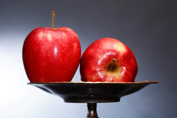 Manzanas rojas en tazón —  Fotos de Stock