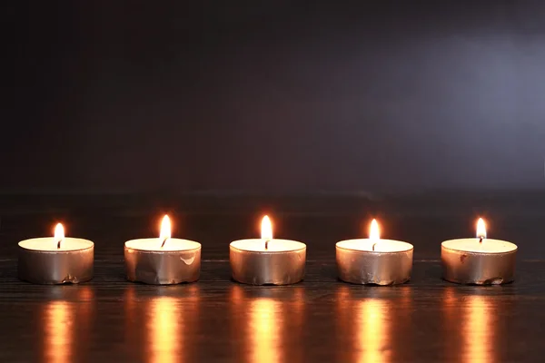 Svíčky na tmavé — Stock fotografie