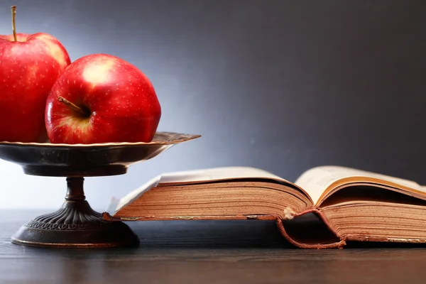 Eski kitap ve elma — Stok fotoğraf
