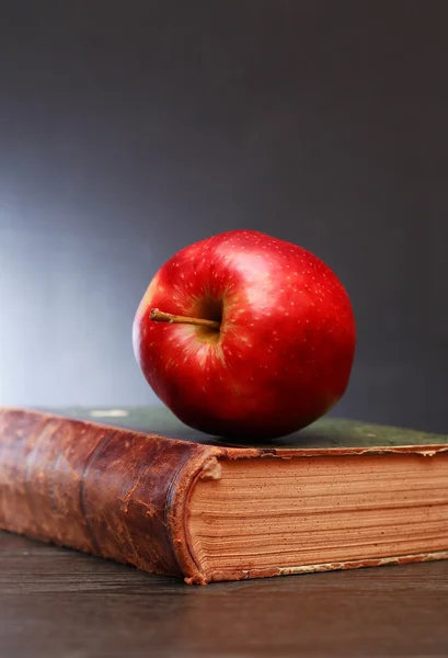 Apfel und Buch — Stockfoto