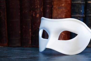 maske ve kitaplar