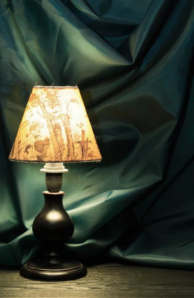 Gloeiende tafellamp — Stockfoto