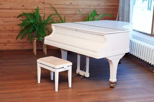 Stilvolles weißes Klavier — Stockfoto