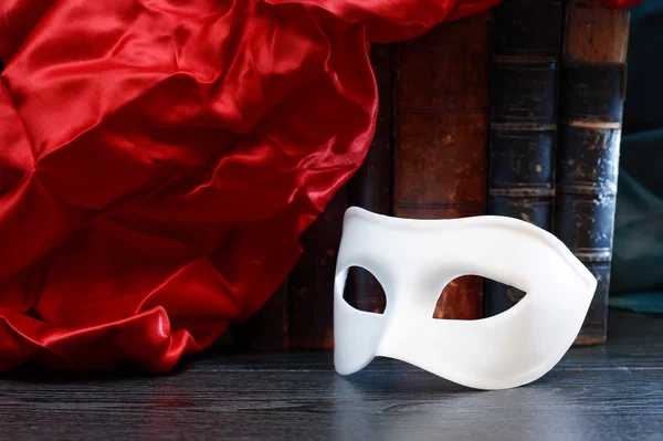 Maschera e libri — Foto Stock