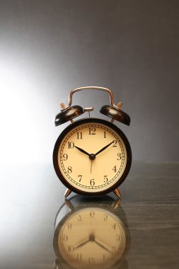 çalar saat karanlık