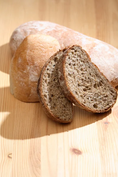 Ahşap üzerine ekmek — Stok fotoğraf