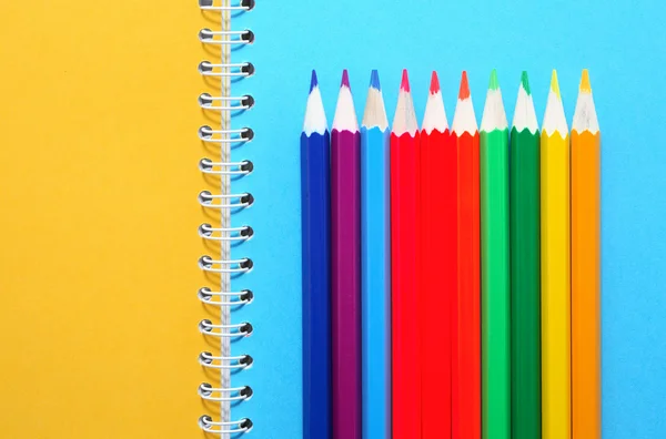 Bleistifte auf Notizbuch — Stockfoto