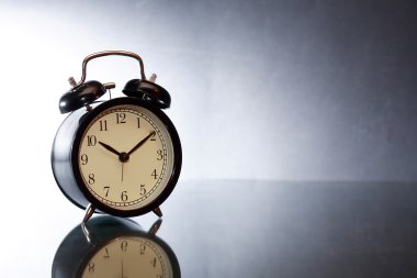 çalar saat karanlık