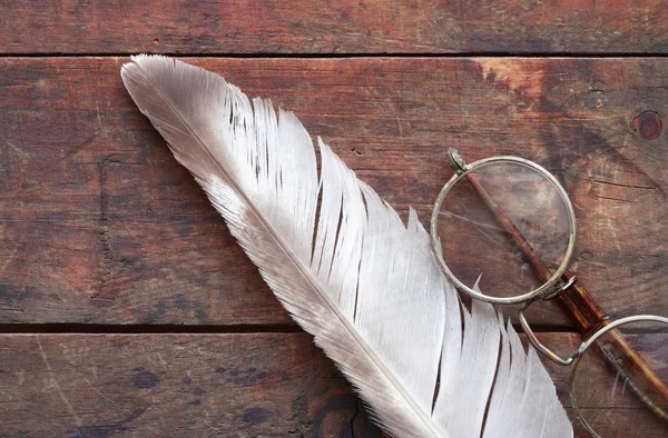 Old Spectacles And Quill — Stock Photo, Image