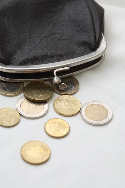 Бумажник и монеты — стоковое фото
