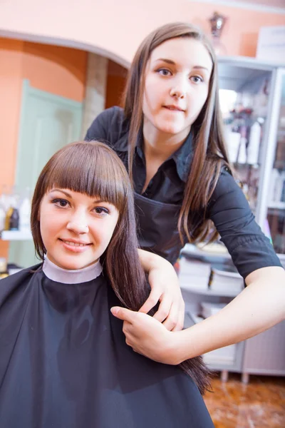 Peinado en un salón de peluquería —  Fotos de Stock