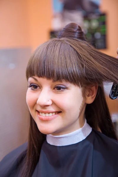 Peinado en un salón de peluquería —  Fotos de Stock