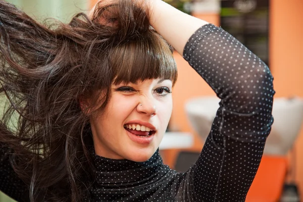 Penteado em um salão de cabeleireiro — Fotografia de Stock