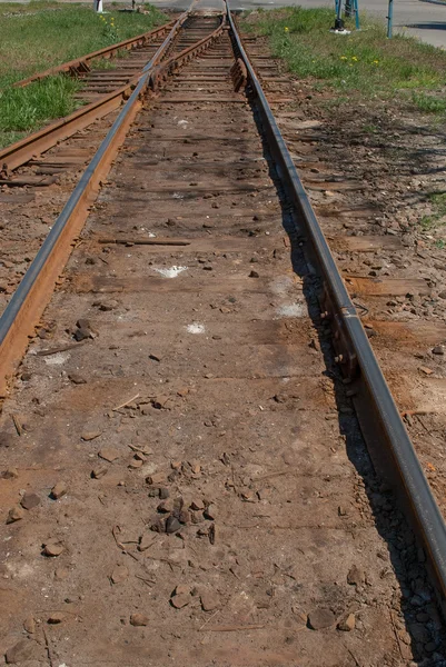 Старая ржавая железная дорога — стоковое фото