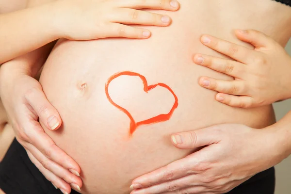 Attraktive Mädchen, die auf ein Kind warten. Studioaufnahme — Stockfoto