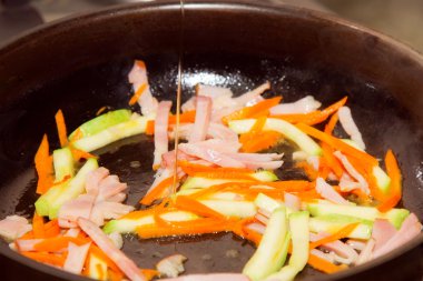 pan kızartma soslu makarna