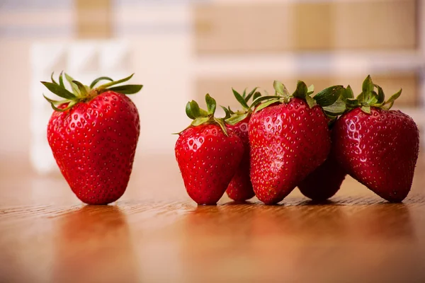 Ripe strawberry on a wooden surface. fruit background — Stock Photo, Image