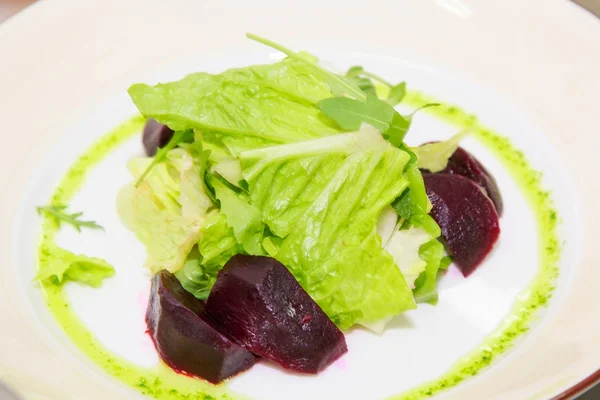 Salad with greens and beets — Stock Photo, Image