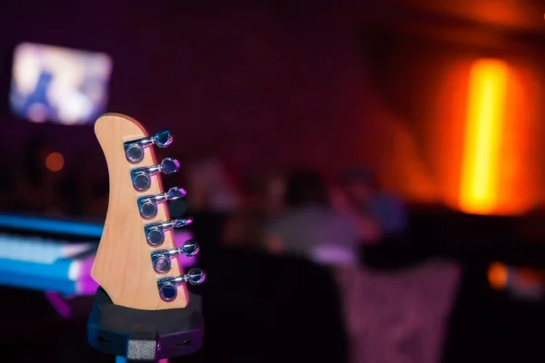 Częścią gitara w klubie — Zdjęcie stockowe