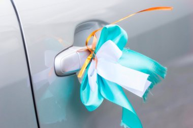 Araba beyaz yay dekore edilmiştir.