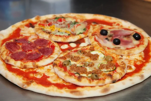 4 つの小型で大きなピザ — ストック写真