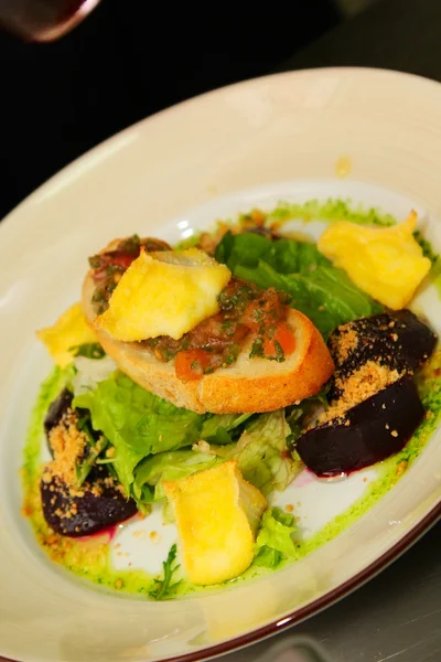 Salat mit Gemüse und Rüben — Stockfoto