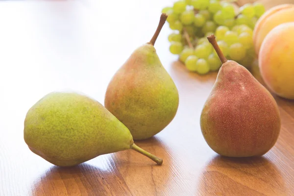 Frutta estiva sul tavolo.cibo dolce — Foto Stock