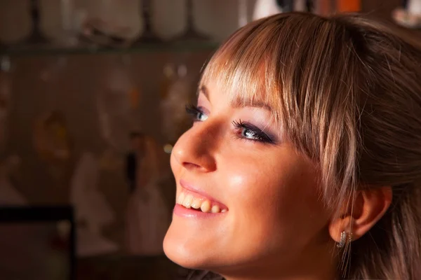 Mujer aplicando maquillaje —  Fotos de Stock