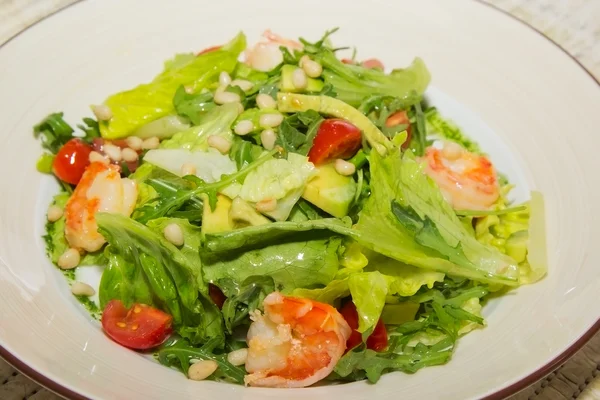 新鮮なサラダ、トマト、アボカド — ストック写真