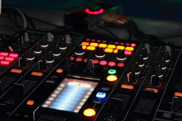 DJ mixer in discoteca — Foto Stock